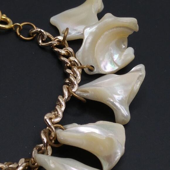 Vintage Mother of Pearl MOP Shell Bracelet, Gold Tone Chain, 8 Inches, 1950s - Picture 5 of 14